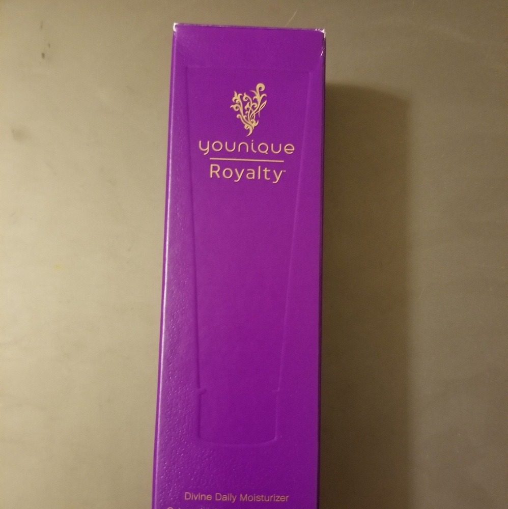 Younique Divine Daily Moisturizer